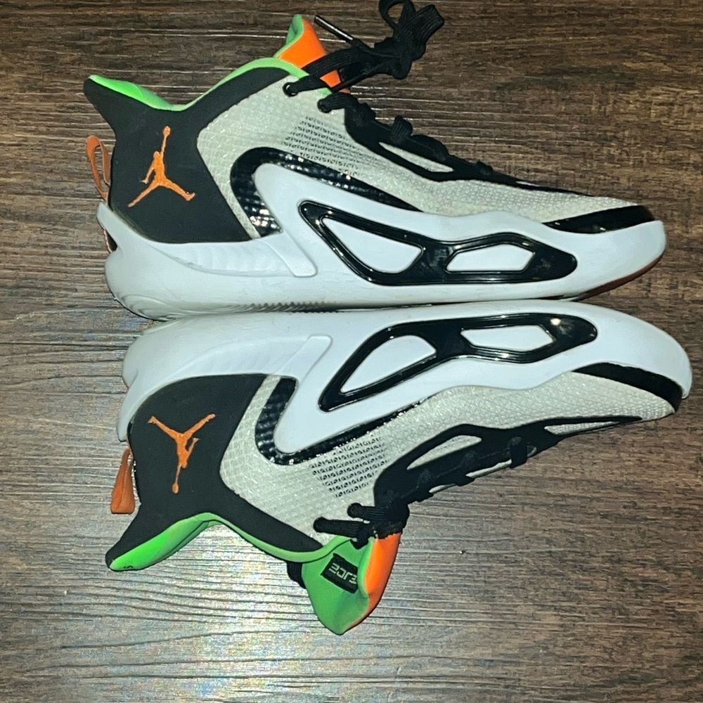 Jordan Jayson Tatum 1 boys' basketball shoe Kids Black, Green, & Orange Sneaker